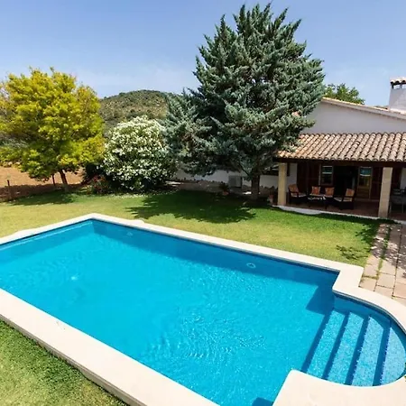 Prázdninový dům 3 Bedrooms With Pool Near By Renthousing *