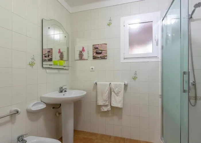 3 Bedrooms With Pool Near By Renthousing