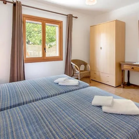 3 Bedrooms With Pool Near By Renthousing Tatil Evi